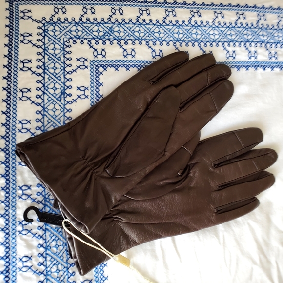 Very classy Looking Women's Leather gloves w buttons  NWT - Picture 4 of 8